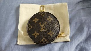 D-rings LV Cosmetic Pouch . Convert to Sling bag . Detachable Chain Sling  Shoulder Strap, Luxury, Accessories on Carousell