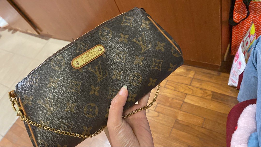 Review, Louis Vuitton Eva Clutch in Damier Azur, Wear and tear, What  fits