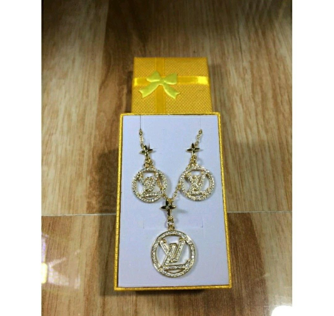 LV HIGH QUALITY STAINLESS STEEL JEWELRY SET(EARINGS-NECKLACE
