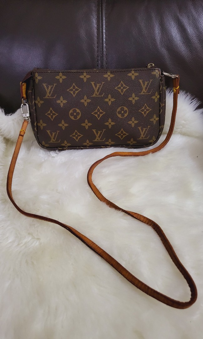 LOUIS VUITTON Pochette Accessoires Monogram with Chain – Finer Things  Luxury Vintage