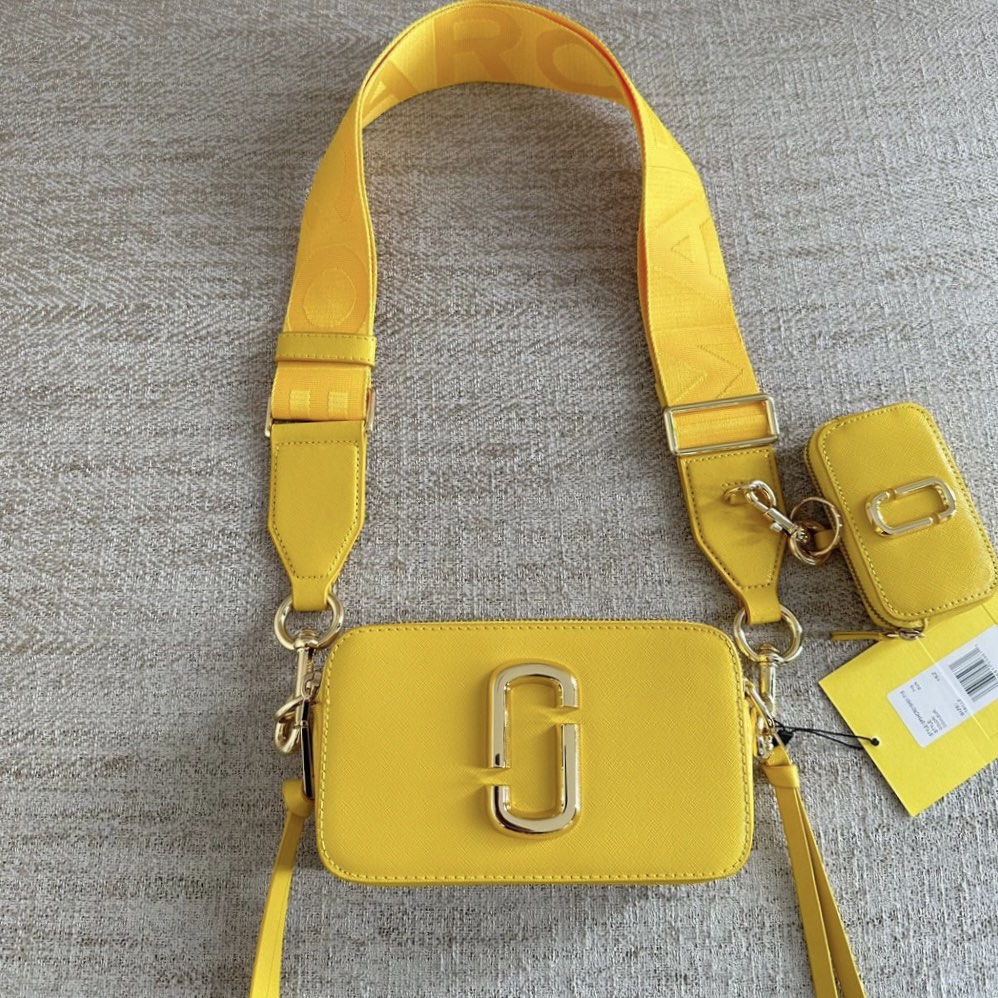 Authentic Marc Jacobs Snapshot Bag with Dust Bag and Authenticity Card,  Women's Fashion, Bags & Wallets, Cross-body Bags on Carousell