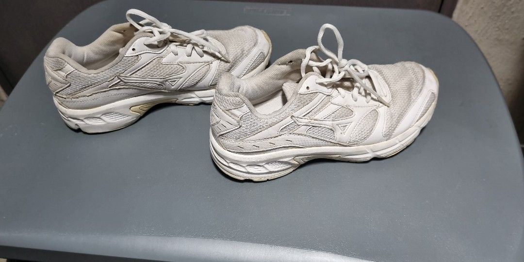 Mizuno running a3 silver deals