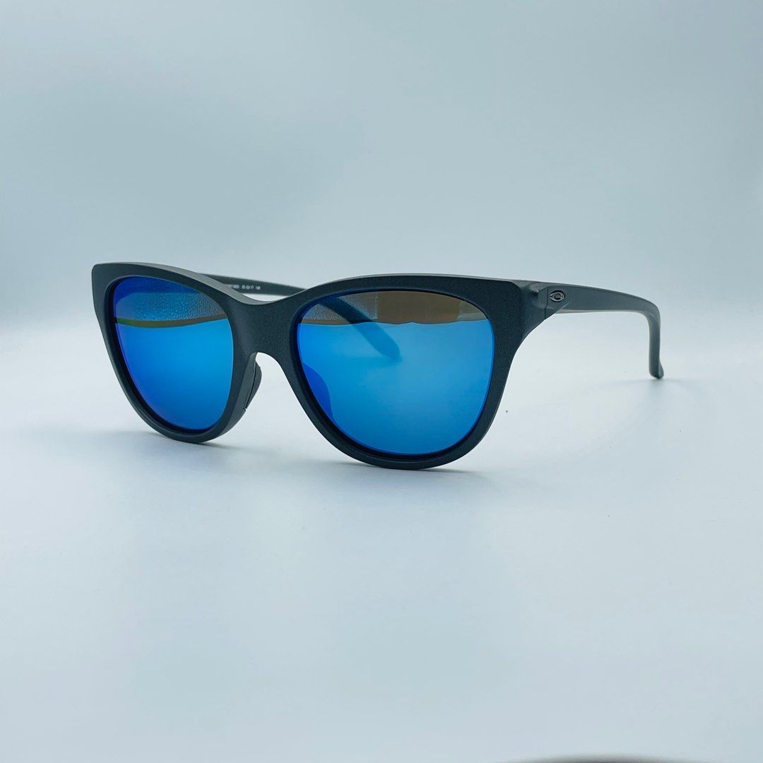 Oakley hold out store