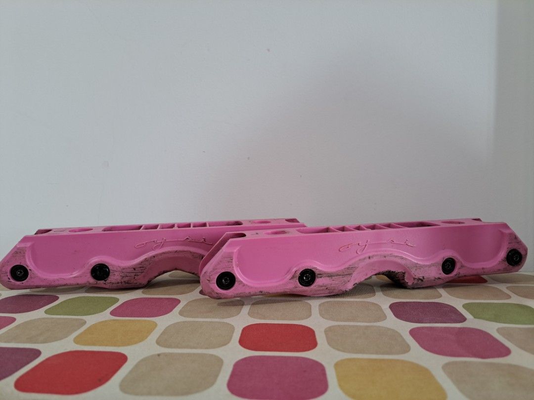 Oysi medium frames (Category: Skates, Rollerblades & Scooters) located in Singapore. Submitted by trustedless (Listing ID 1253004922, Image 1). Description: Bubblegum pink 257mm wheelbase.