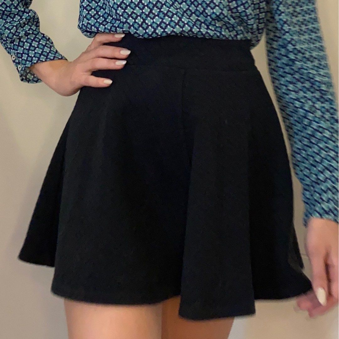Short black pleated deals skirt with zipper