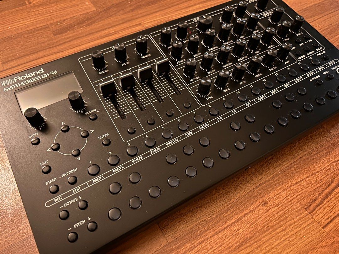 Roland SH-4D synthesizer 數位合成器Groove Box, 興趣及遊戲, 音樂