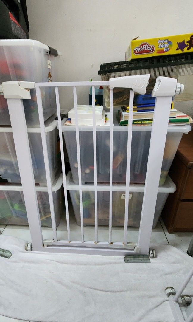 Safety Gate Fits min 61cm max 68cm width area Babies Kids