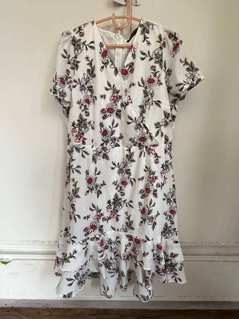 Samlin - Floral White Dress - Extra Large on Carousell