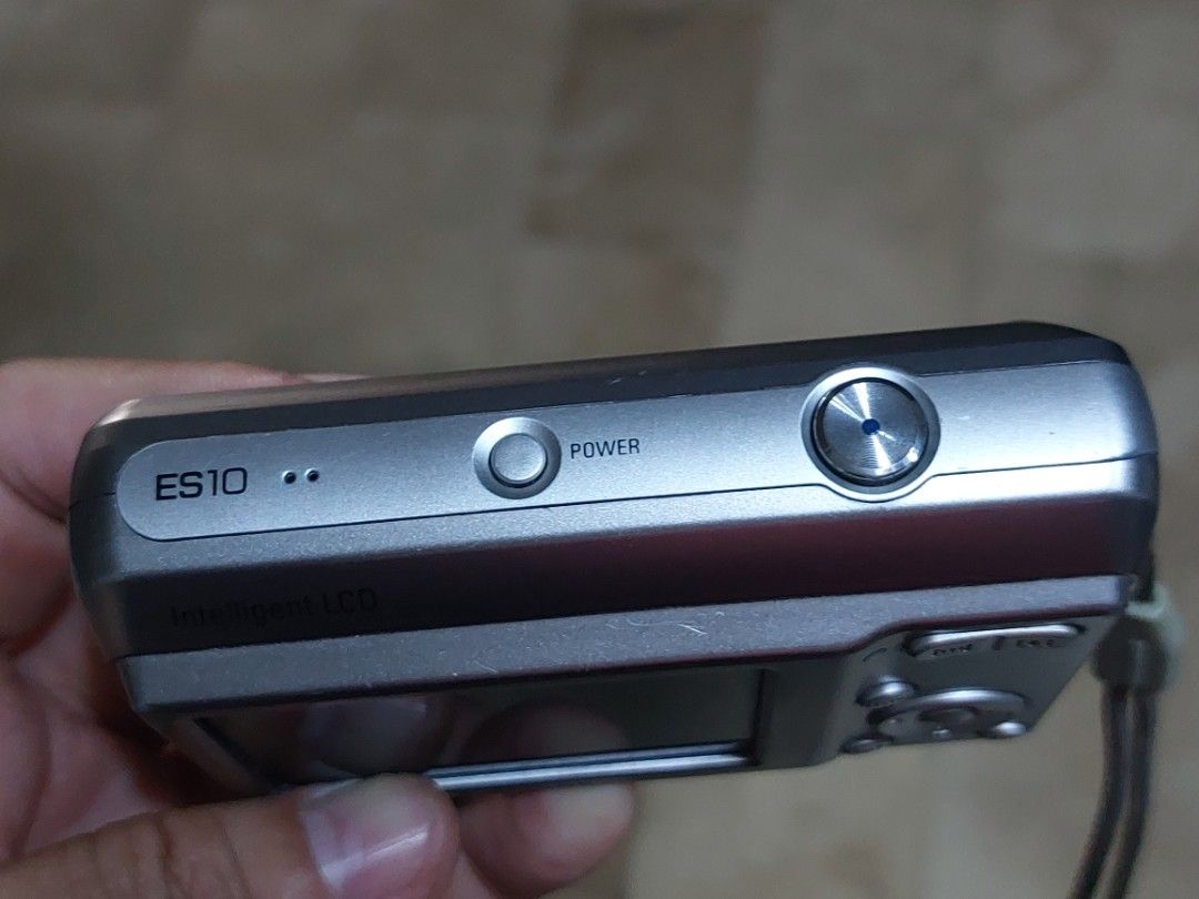 samsung es10 ccd sensor (Category: Cameras) located in Manila. Submitted by jonrick.co (Listing ID 1253080920, Image 3). Description: unit w strap good working condition working flash slight issue pag indoor and flash photography pag outdoor washed out and lost battery terminal which was fixed putting foil last price.