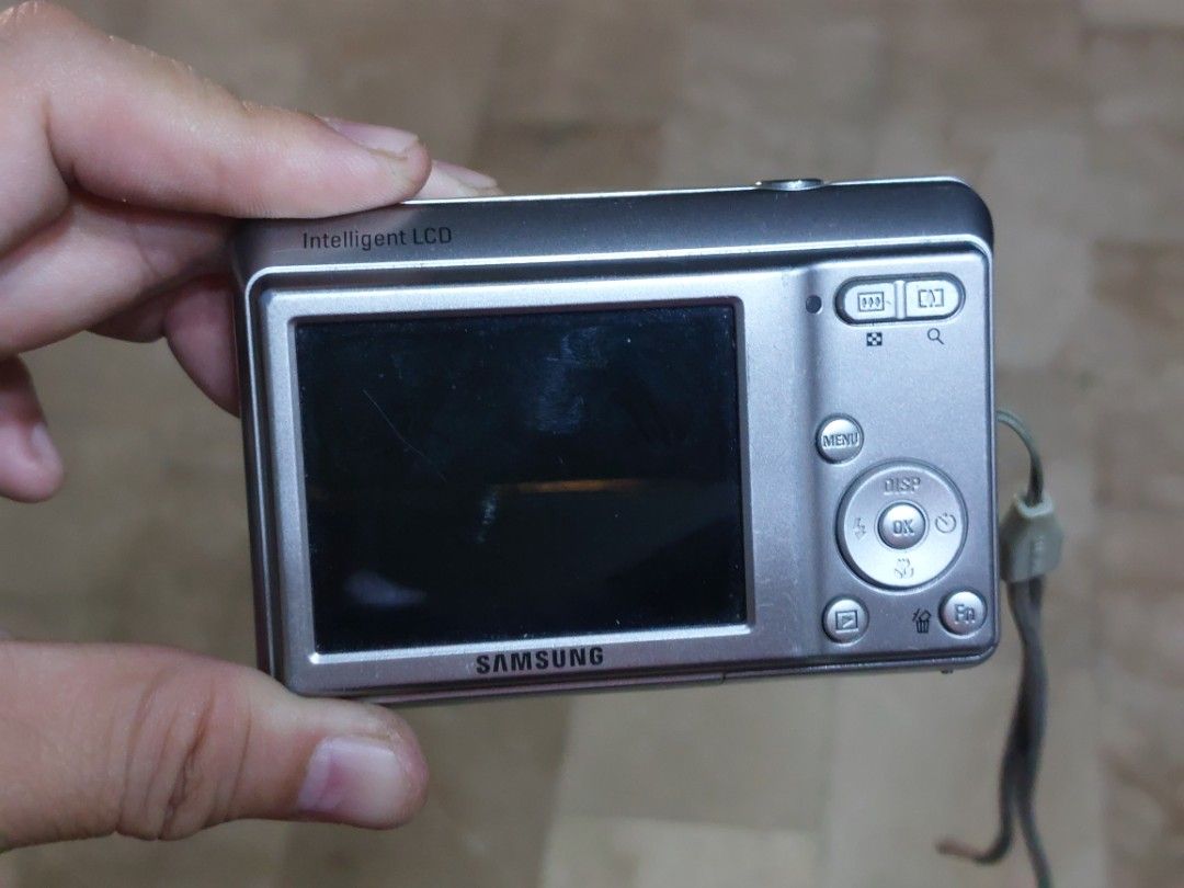 samsung es10 ccd sensor (Category: Cameras) located in Manila. Submitted by jonrick.co (Listing ID 1253080920, Image 2). Description: unit w strap good working condition working flash slight issue pag indoor and flash photography pag outdoor washed out and lost battery terminal which was fixed putting foil last price.