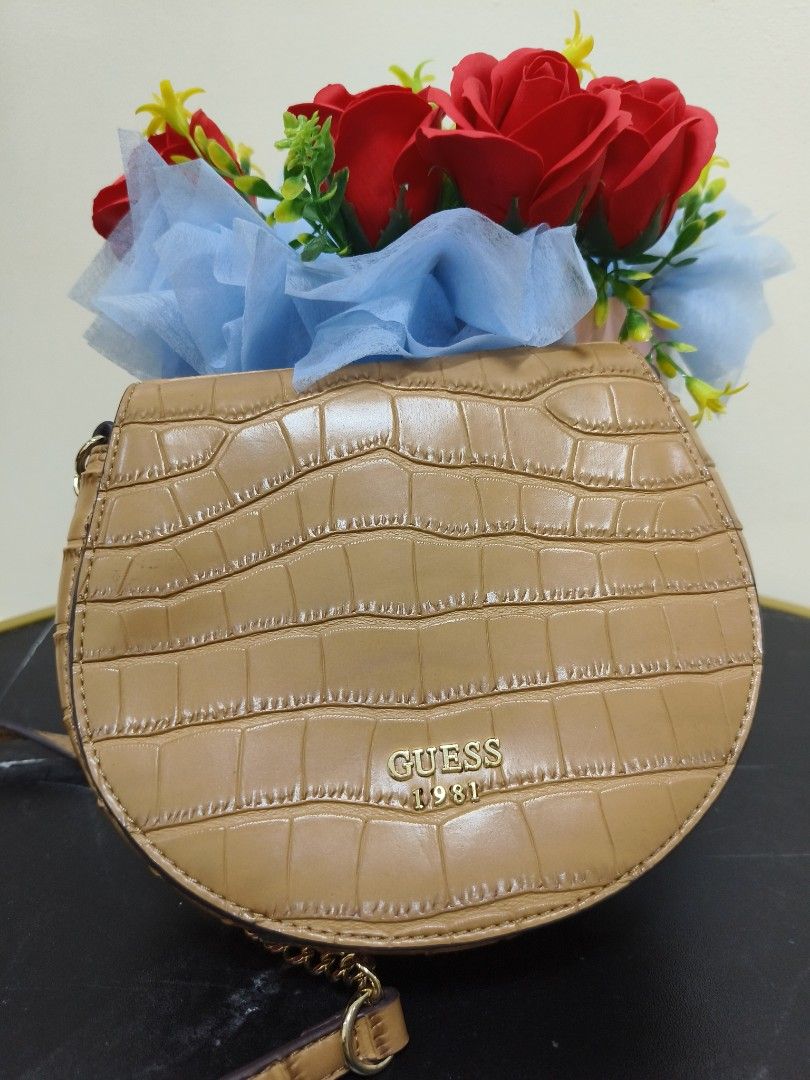 Guess cate mini 2025 saddle crossbody bag