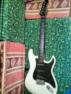 Thomson Electric Guitar with Amplifier and Accesories