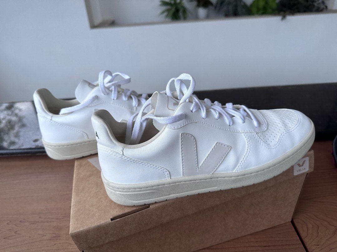 White sneakers with discount v