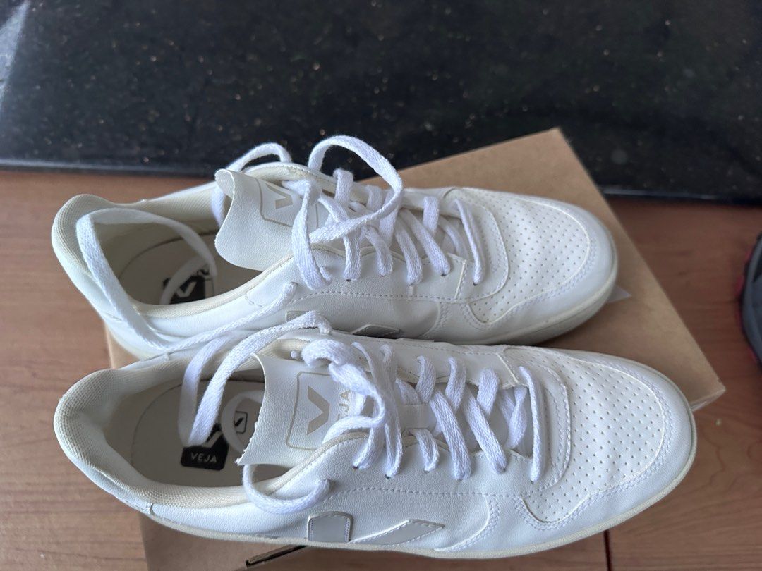 Fw16 sports shoes store price