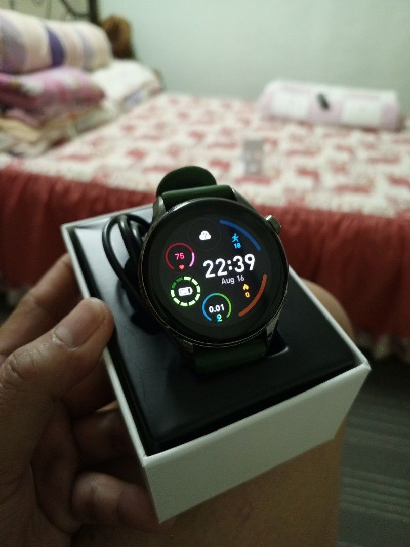 Smartwatch with speakers top