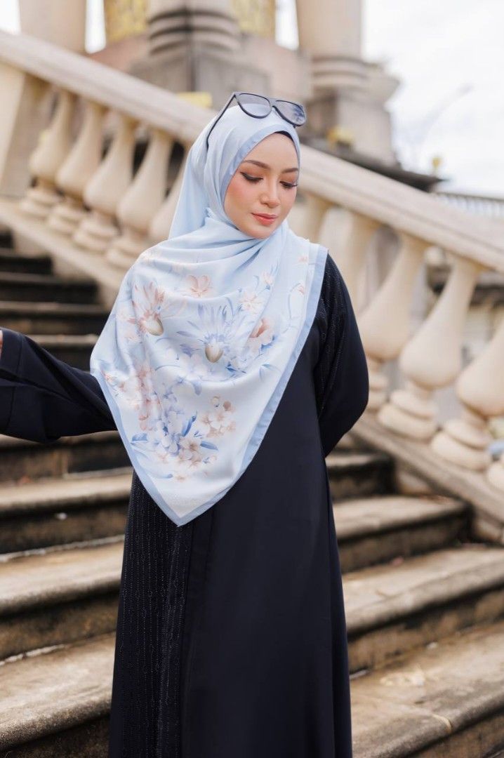 Bubble satin shawl by Sayra instock♥️, Women's Fashion