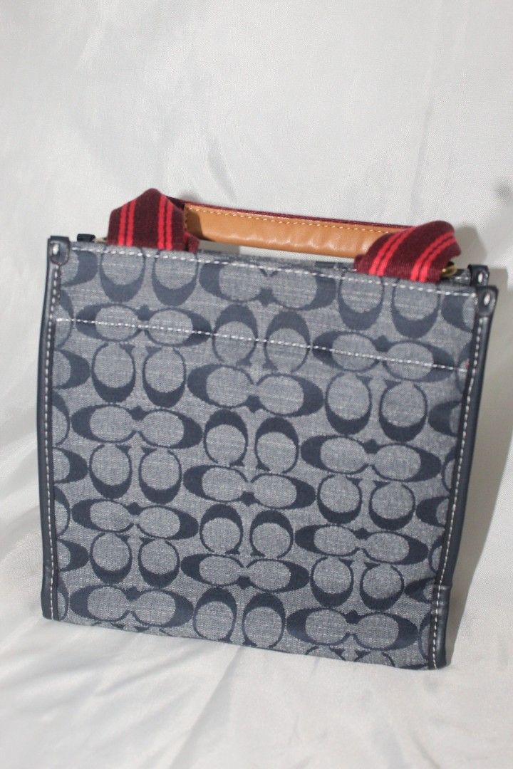 Coach Tote Signature Chambray (Category: Luxury Bags & Wallets) located in Quezon City. Submitted by carlajustin (Listing ID 1253207297, Image 3). Description: BRAND NEW with sling.