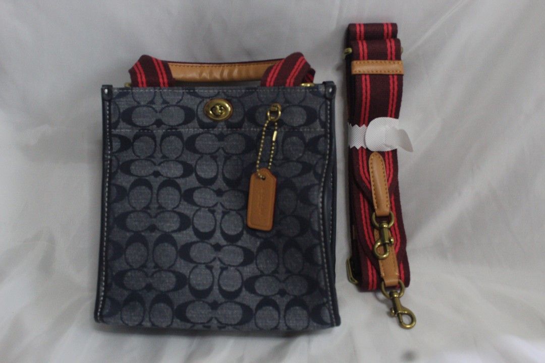 Coach Tote Signature Chambray (Category: Luxury Bags & Wallets) located in Quezon City. Submitted by carlajustin (Listing ID 1253207297, Image 2). Description: BRAND NEW with sling.