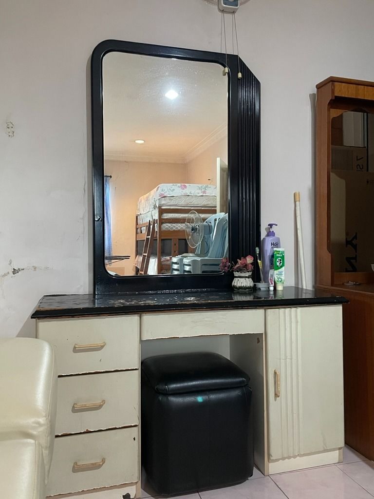 Beauty parlour online dressing table