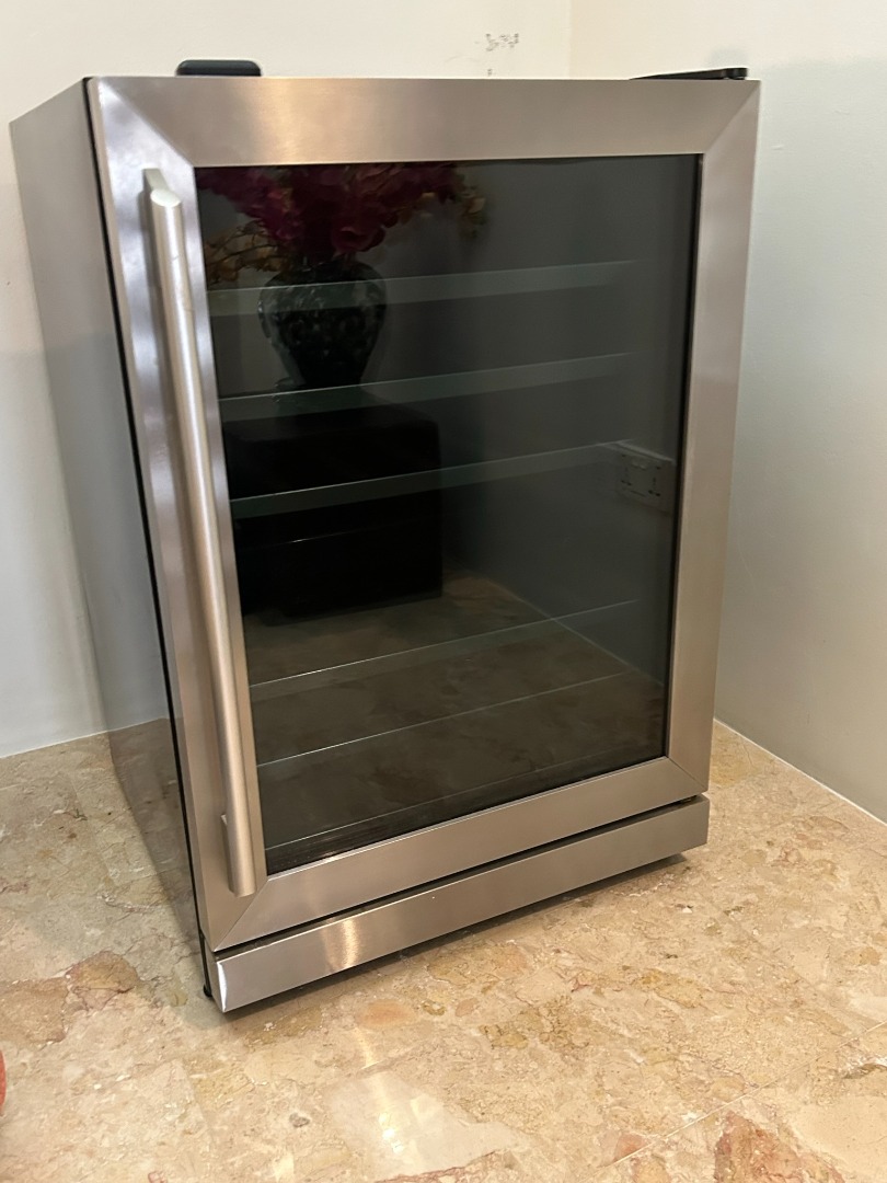Electrolux DUALZONE wine fridge to store and serve red and white wines