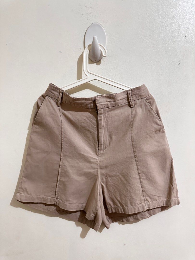 For Me Khaki Cotton Shorts (Category: Shorts) located in Bulacan. Submitted by tinparco (Listing ID 1253238769, Image 1). Description: ✨Authentic ✨In excellent condition ✨Fits 26-28 waistline ✨Garterized at the back ✨RFS: Gained weight.