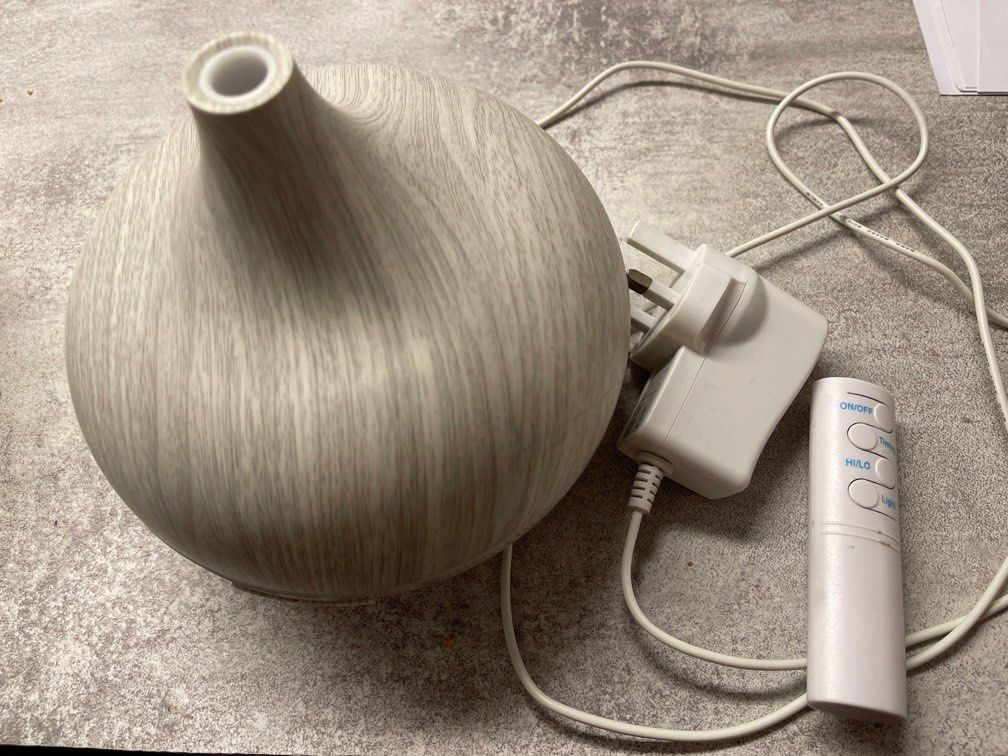 Humidifier / Diffuser (Category: Home Fragrance) located in Singapore. Submitted by jaysstyl (Listing ID 1253316126, Image 1). Description: Just need to add water and fragrance oils into it and it will work the same .