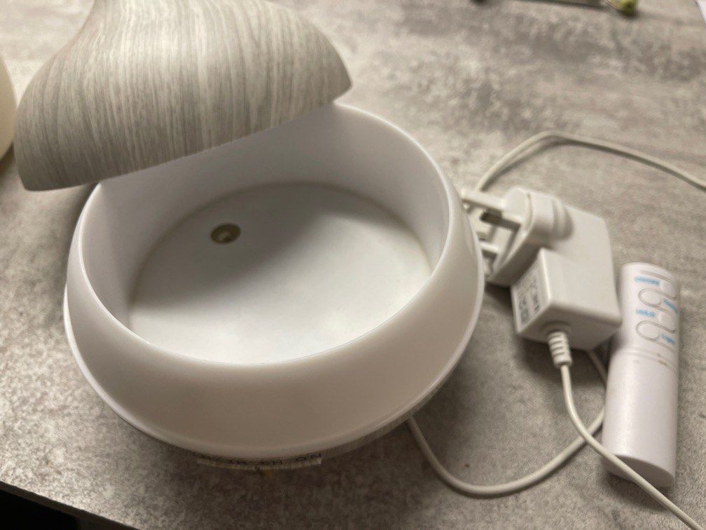 Humidifier / Diffuser (Category: Home Fragrance) located in Singapore. Submitted by jaysstyl (Listing ID 1253316126, Image 3). Description: Just need to add water and fragrance oils into it and it will work the same .