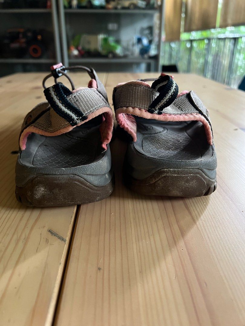 Keen sandals (Category: Sandals) located in Singapore. Submitted by kookykash (Listing ID 1253201610, Image 3). Description: Price reduced! Very good condition Keen sandals - pink and grey. Size 40. Pick up Yishun Ring Road .