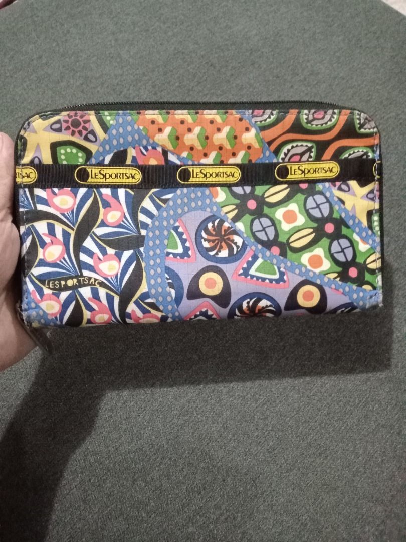 Le Sportsac Wallet (Category: Wallets & Card holders) located in Quezon City. Submitted by help_ahoarder (Listing ID 1253177288, Image 2). Description: Signs of usage like rubs and hardware issues as expected when buying 2nd hand items. 🌺 LAST PRICE POSTED. Please don't offer if you're not sure if you're going to take it. Inquire as much as you can, I'll be happy to answer your questions. 🌺 MANAGE YOUR EXPECTATIONS. These bags are preloved so t