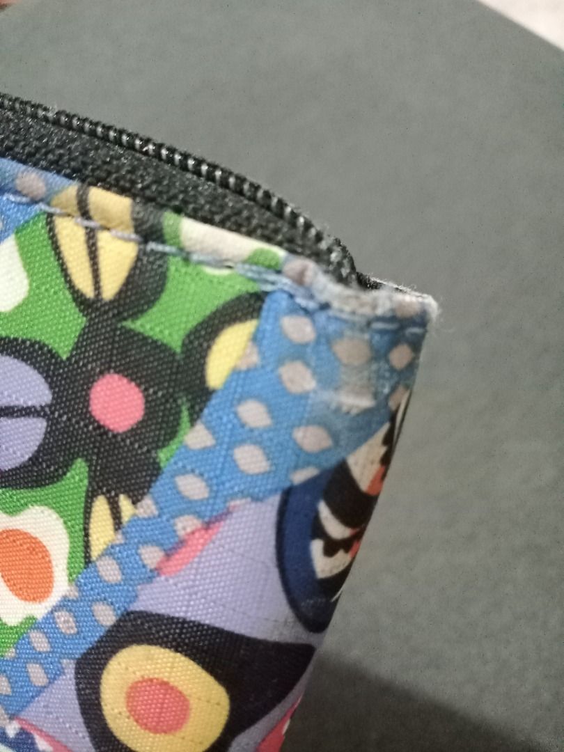 Le Sportsac Wallet (Category: Wallets & Card holders) located in Quezon City. Submitted by help_ahoarder (Listing ID 1253177288, Image 3). Description: Signs of usage like rubs and hardware issues as expected when buying 2nd hand items. 🌺 LAST PRICE POSTED. Please don't offer if you're not sure if you're going to take it. Inquire as much as you can, I'll be happy to answer your questions. 🌺 MANAGE YOUR EXPECTATIONS. These bags are preloved so t