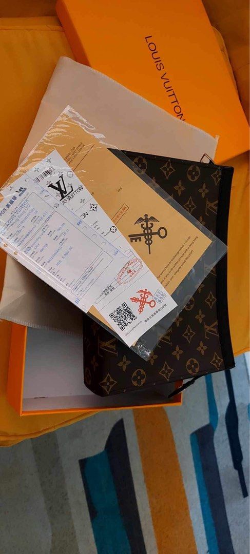 LV CLUTCH BAG (Category: Luxury Bags & Wallets) located in Pasig City. Submitted by _glamshop_ (Listing ID 1253246282, Image 2). Description: Never used. .