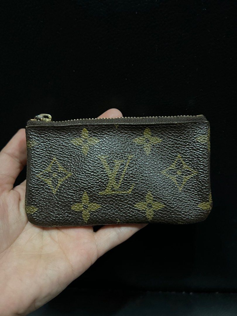 LV key cles (Category: Luxury Bags & Wallets) located in Candelaria. Submitted by welllovebyaive (Listing ID 1253284761, Image 1). Description: Flaws: no zipper and yung chain Small crack inside please see kast pic No rubs sa gilid maganda pa Last price .