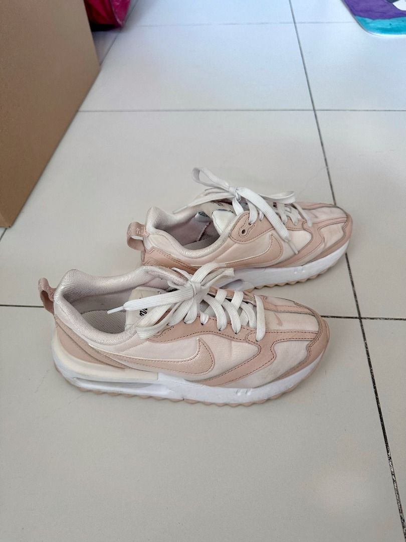 soft pink nike shoes