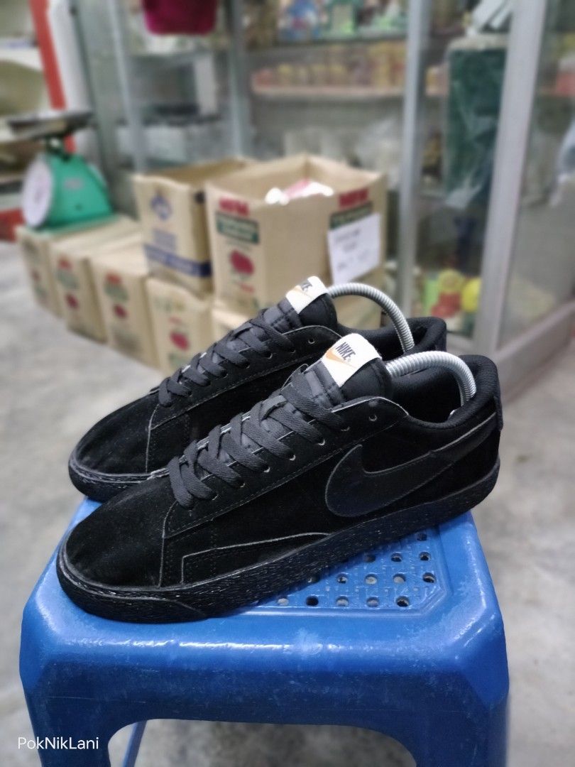 Triple black cheap nike blazer