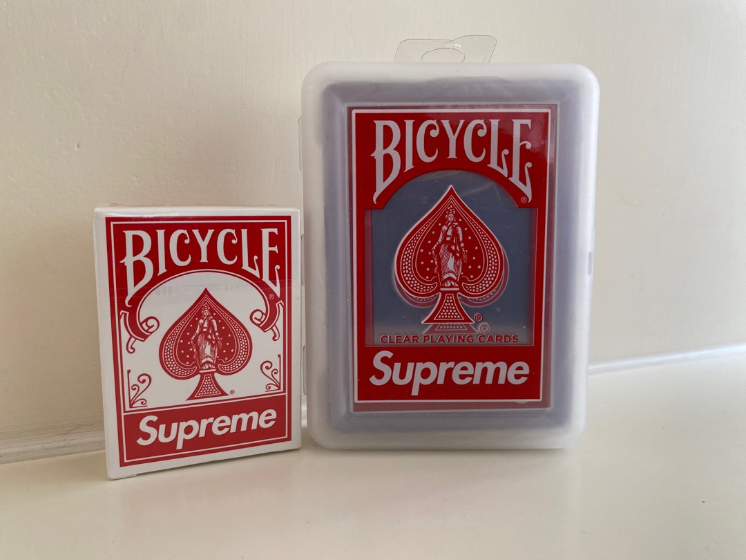 Supreme x Bicycle playing cards (左：紙，右：透明膠卡）, 興趣及