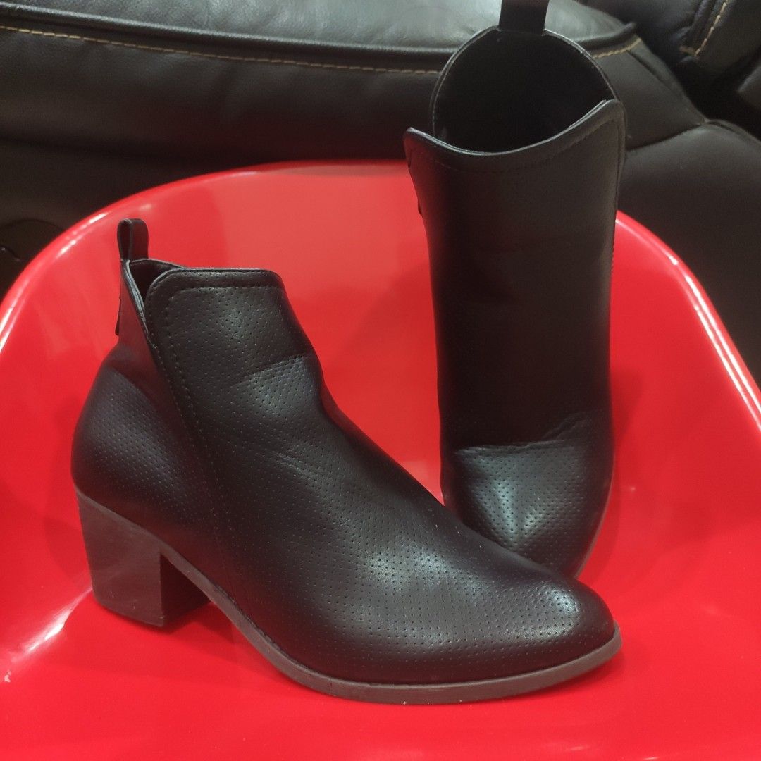 Black boots store 1 inch heel