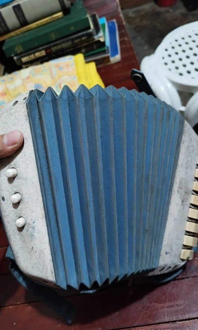 Vintage accordion (Category: Musical Instruments) located in Quezon City. Submitted by rosapage (Listing ID 1253222694, Image 3). Description: issue 3 keyboard stock still working pa po need to clean lang po.