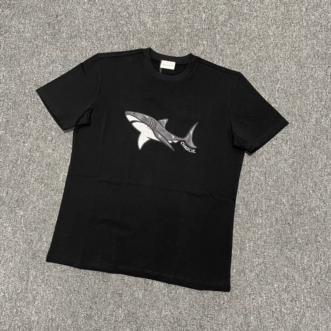 台灣現貨Charlie Luciano CL 新款刺繡大白鯊短袖▪️胸前圖案絨毛設計▫️背後字母立體設計, 他的時尚, 上衣與西裝,  T恤、Polo衫在旋轉拍賣