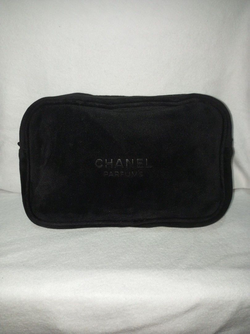 Auth CHANEL PARFUMS Big Pouch (Category: Luxury Bags & Wallets) located in Pagadian. Submitted by luxuryaccessories_ella.2022 (Listing ID 1253486457, Image 1). Description: CHANEL PARFUMS CLUTCH/Pouch 📌Big size (6inch H x 9.5inch L x 2.3inch W) 📌Kasya long wallet, small folded payong,maraming malalagyan‼️ 📌No flaws 📌Velvet material Reminders: • All items are preloved/ selected ukays. • Please manage your expectation. •No return, No exchange. 