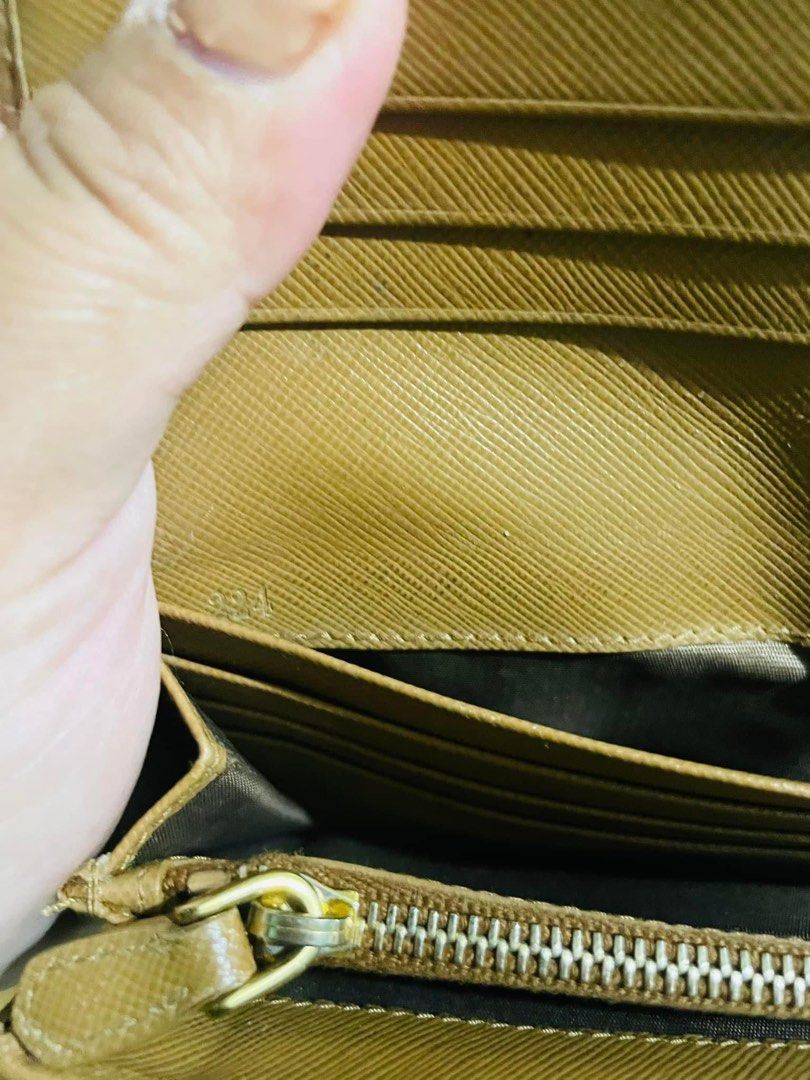 Authentic Prada Long Wallet saffiano leather (Category: Luxury Bags & Wallets) located in Pasig City. Submitted by rmark (Listing ID 1253501781, Image 3). Description: .