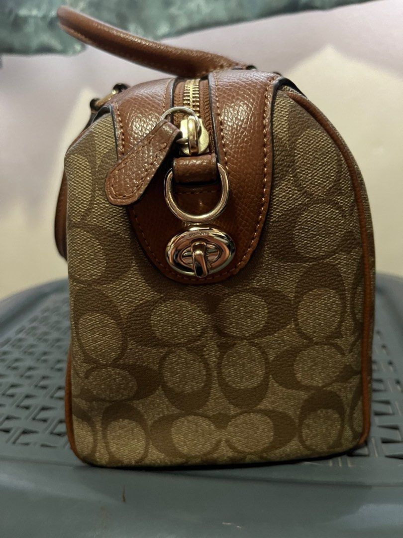 Coach Benett (Category: Luxury Bags & Wallets) located in Pasig City. Submitted by luntian11 (Listing ID 1253392423, Image 3). Description: Used a few times 💯original, bought in USA .
