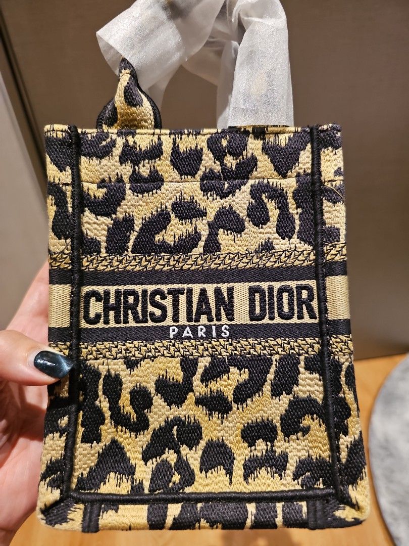 Dior - Dior Book Tote Mini Phone Bag Blue Dior Oblique Embroidery (13 x 18 x 5 cm) - Women