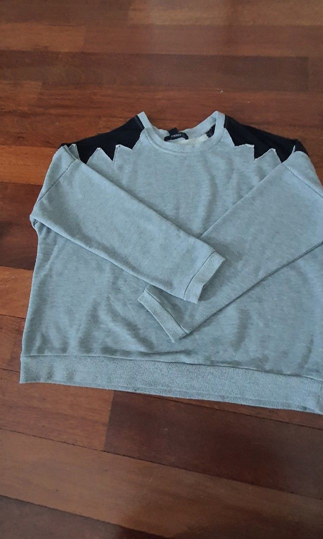 Forever 21 store white sweatshirt