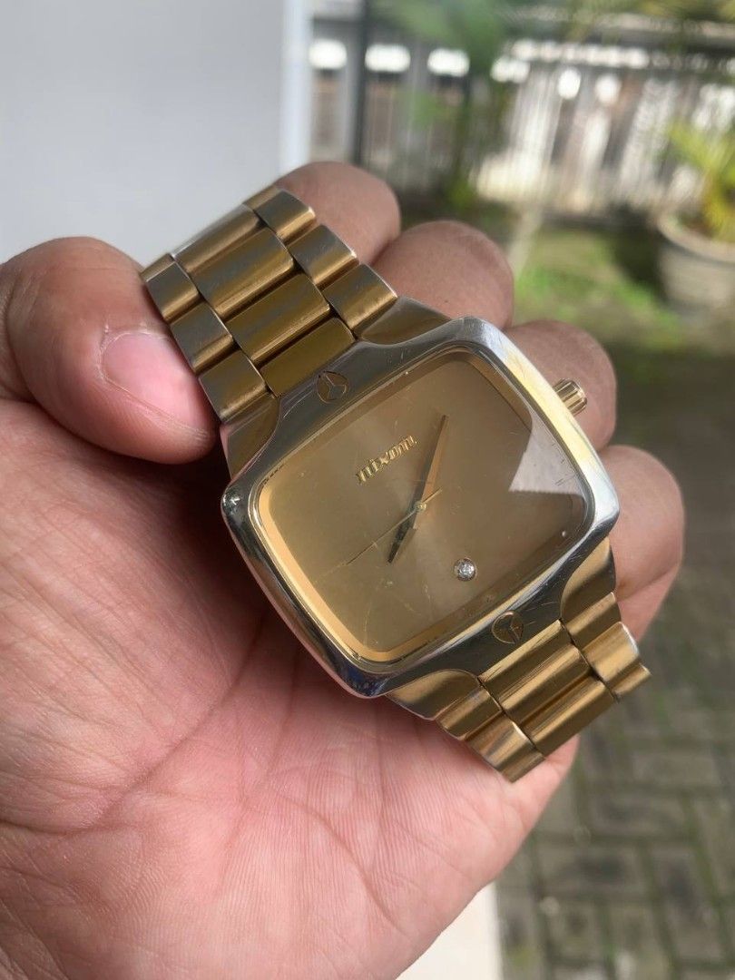 Nixon player gold store