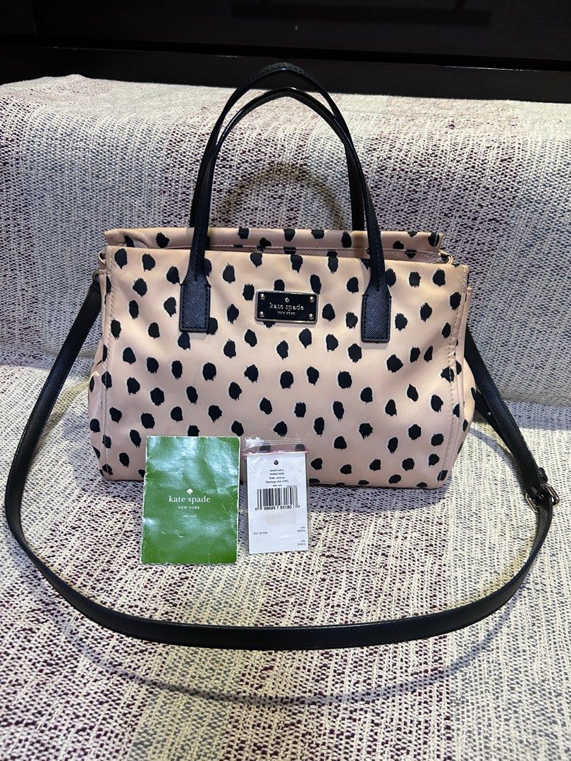 💯Kate Spade flamingo dot (Category: Luxury Bags & Wallets) located in Paranaque City. Submitted by marjbpp (Listing ID 1253449372, Image 1). Description: Kate Spade Blake Avenue Flamingo dot 2 way No flaws just sign of usage Personal bag not ukay Please see attached photos Negotiable .