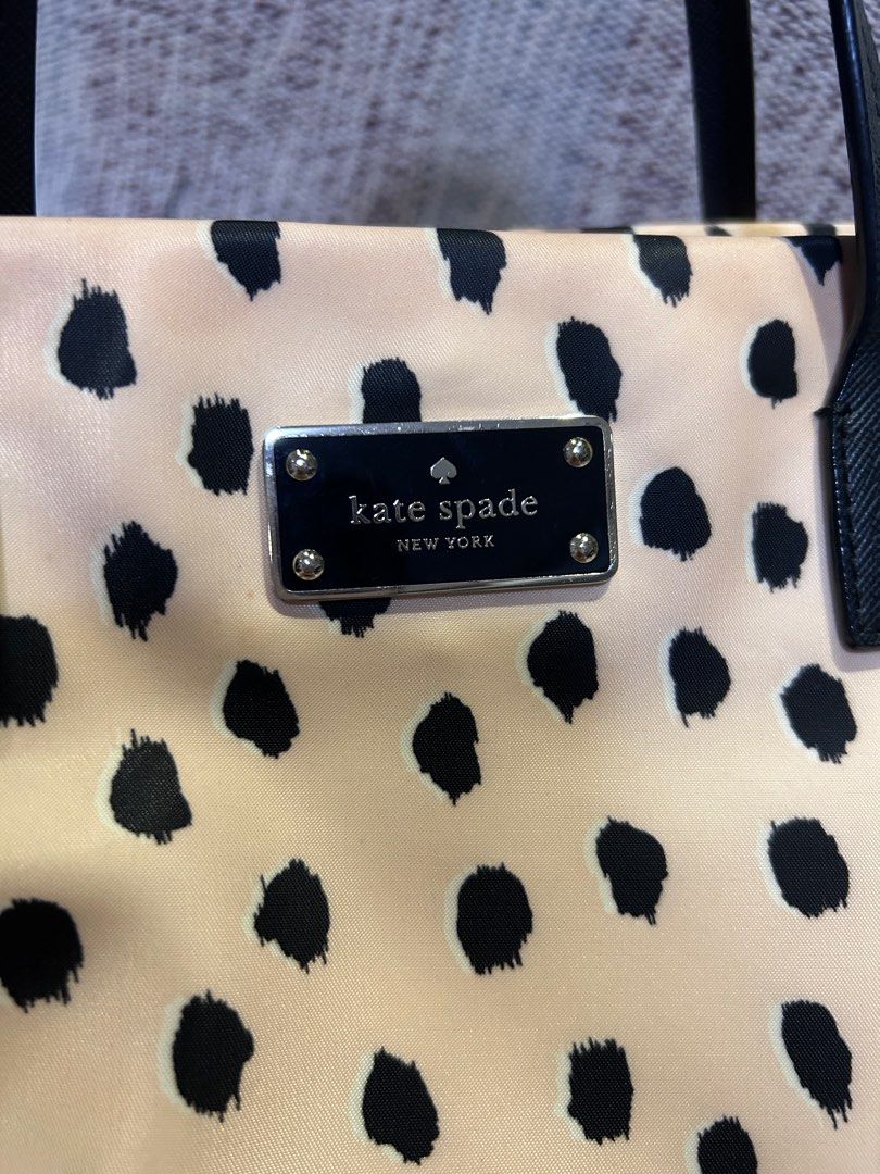 💯Kate Spade flamingo dot (Category: Luxury Bags & Wallets) located in Paranaque City. Submitted by marjbpp (Listing ID 1253449372, Image 3). Description: Kate Spade Blake Avenue Flamingo dot 2 way No flaws just sign of usage Personal bag not ukay Please see attached photos Negotiable .