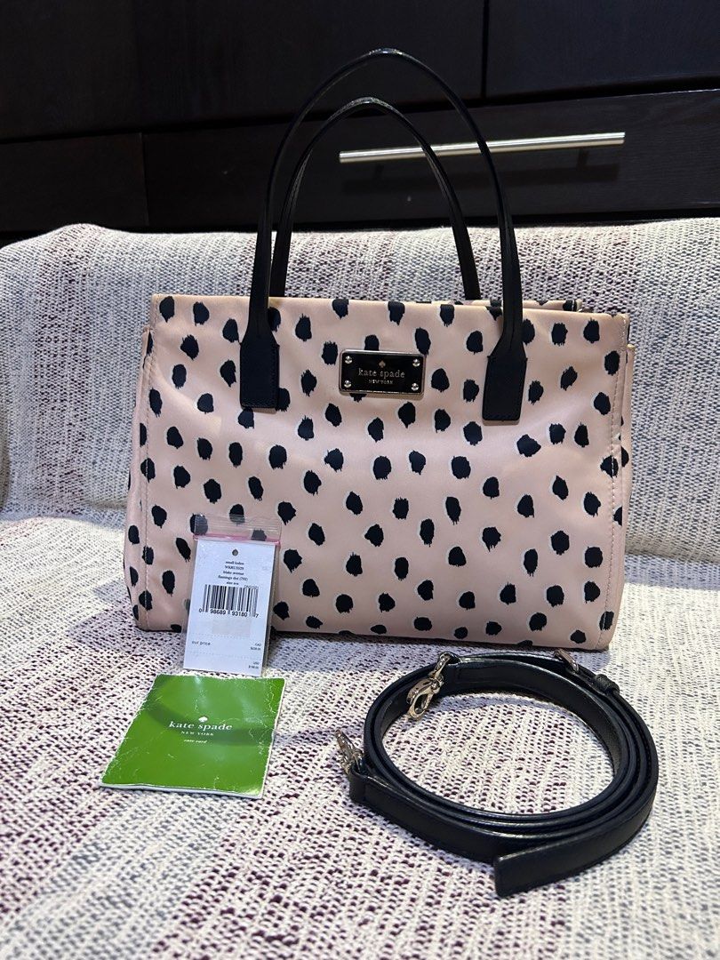💯Kate Spade flamingo dot (Category: Luxury Bags & Wallets) located in Paranaque City. Submitted by marjbpp (Listing ID 1253449372, Image 2). Description: Kate Spade Blake Avenue Flamingo dot 2 way No flaws just sign of usage Personal bag not ukay Please see attached photos Negotiable .