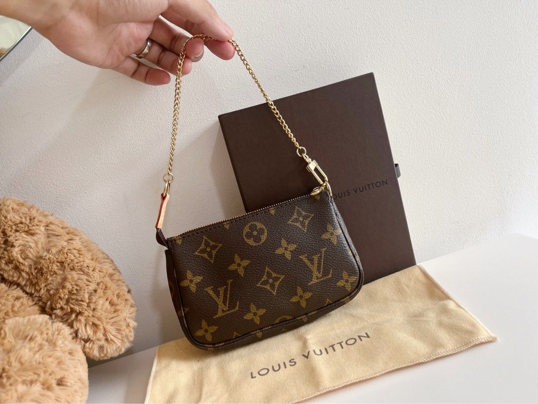 Louis Vuitton LV Vintage Mini Pochette Accessoires Pouch Crossbody Bag,  Luxury, Bags & Wallets on Carousell