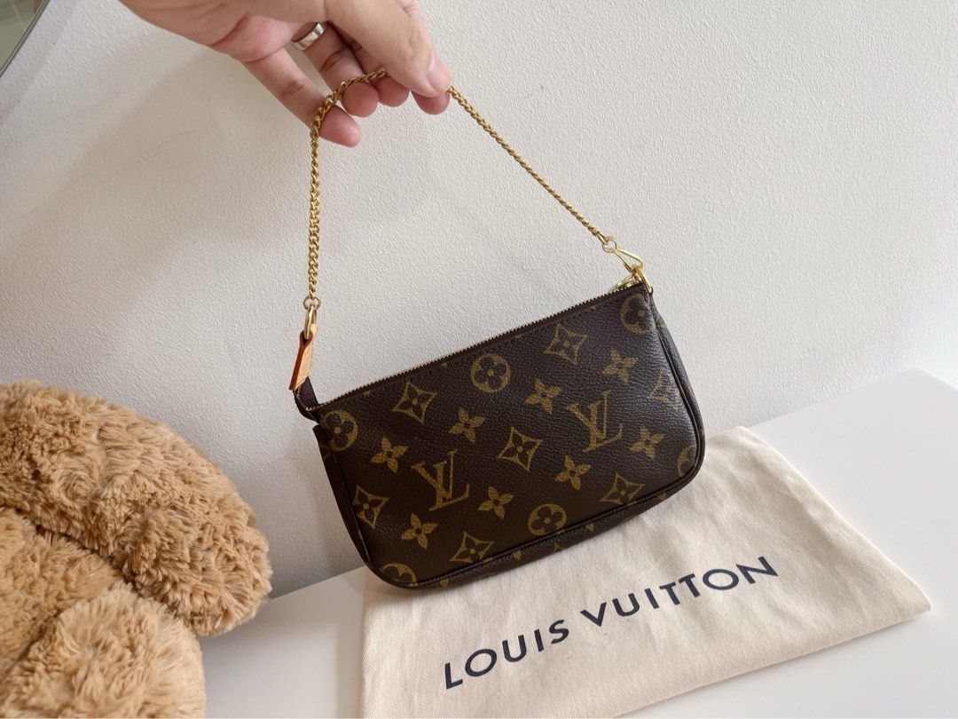 Louis Vuitton LV Vintage Pochette Accessoires Crossbody Bag, Luxury, Bags &  Wallets on Carousell