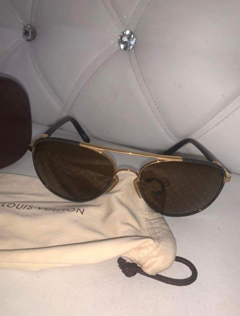 LV 101% Authentic Shades (Category: Luxury Accessories) located in Quezon City. Submitted by goodygrace (Listing ID 1253350253, Image 3). Description: nabili ng 45k plus, sobrang panalo na sa price. Monogram pag nasinagan ng araw my LV LV LV.